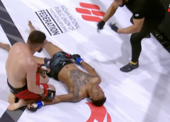 Video: Watch Idiotic Referee Miss Fighter Go Unconscious From Von Flue Choke