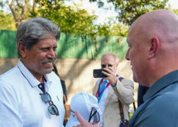 WATCH: New Zealand Prime Minister Christoper Luxon plays street cricket with India legend Kapil Dev
